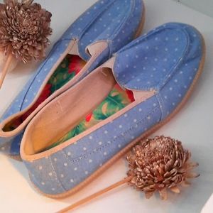 White pokidot loafers